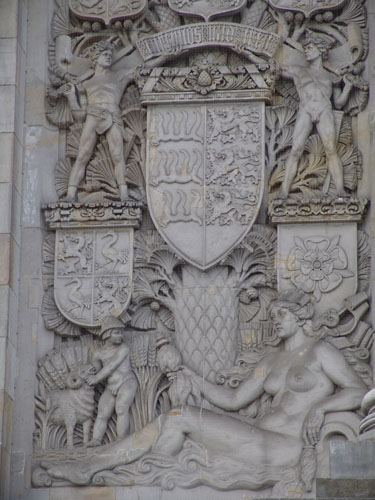 BERLÍN08 (088) Relleus a l'entrada del Reichstag